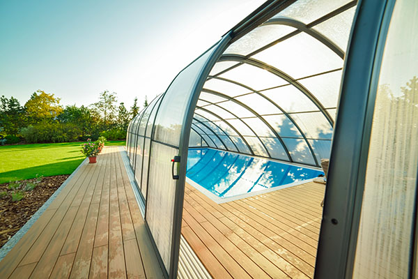 5 raisons d’installer un abri de piscine