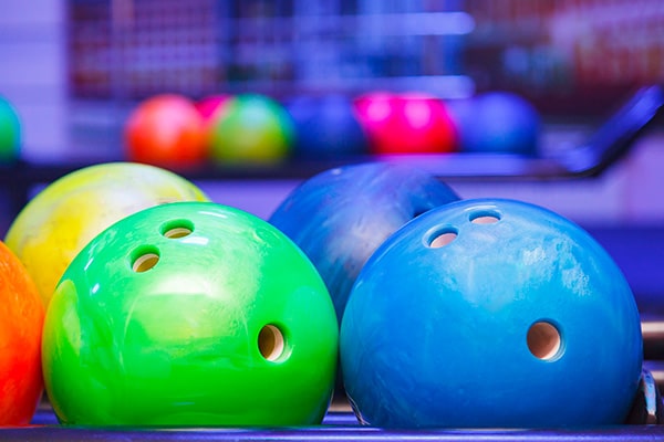 Quatre raisons de faire une partie de bowling entre amis