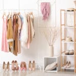 Les couleurs à porter en 2022 portant vêtement